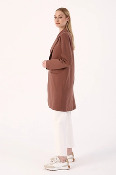 Модель оптовой продажи одежды носит 7103 - Brown Jacket, турецкий оптовый товар Куртка от Allday.