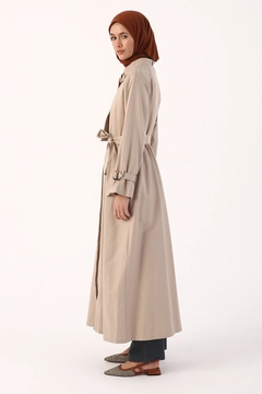 Bir model, Allday toptan giyim markasının 7106 - Beige Coat toptan Kaban ürününü sergiliyor.