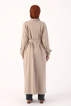 Een kledingmodel uit de groothandel draagt 7106 - Beige Coat, Turkse groothandel Jas van Allday