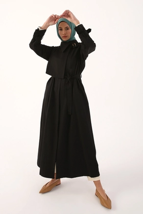 A model wears 7109 - Black Coat, wholesale undefined of Allday to display at Lonca