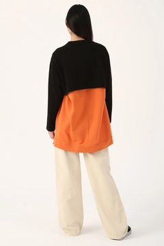 Bir model, Allday toptan giyim markasının 7274 - Black Top toptan Crop Top ürününü sergiliyor.