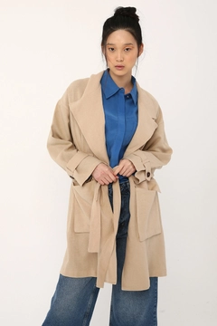 Una modella di abbigliamento all'ingrosso indossa 7304 - Beige Jacket, vendita all'ingrosso turca di Giacca di Allday