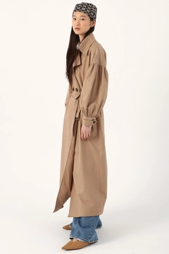 Bir model, Allday toptan giyim markasının 7314 - Beige Coat toptan Kaban ürününü sergiliyor.