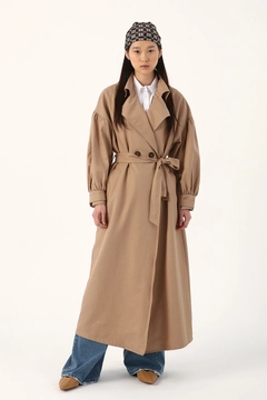 Una modella di abbigliamento all'ingrosso indossa 7314 - Beige Coat, vendita all'ingrosso turca di Cappotto di Allday