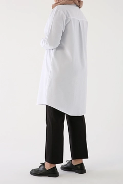 A wholesale clothing model wears 7465 - Plus Size Basic Shirt Tunic - White, Turkish wholesale Tunic of Allday