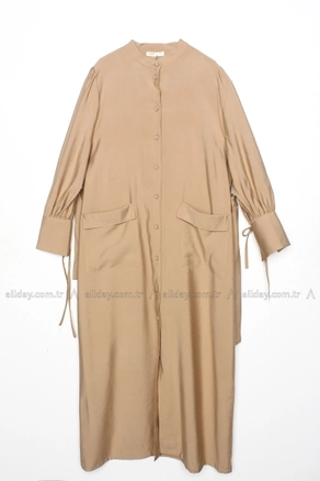 A model wears 7495 - Modest Abaya - Beige, wholesale Abaya of Allday to display at Lonca
