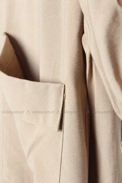 Una modella di abbigliamento all'ingrosso indossa 7495 - Modest Abaya - Beige, vendita all'ingrosso turca di Abaya di Allday