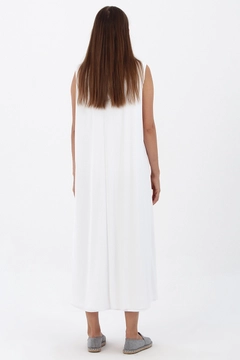 Ein Bekleidungsmodell aus dem Großhandel trägt 7439 - Sleeveless Long Dress Lining - White, türkischer Großhandel Kleid von Allday