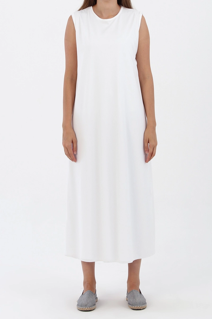 Bir model, Allday toptan giyim markasının 7439 - Sleeveless Long Dress Lining - White toptan Elbise ürününü sergiliyor.