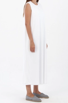 Una modella di abbigliamento all'ingrosso indossa 7439 - Sleeveless Long Dress Lining - White, vendita all'ingrosso turca di Vestito di Allday
