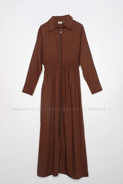 Bir model, Allday toptan giyim markasının 7598 - Modest Abaya - Brown toptan Ferace ürününü sergiliyor.