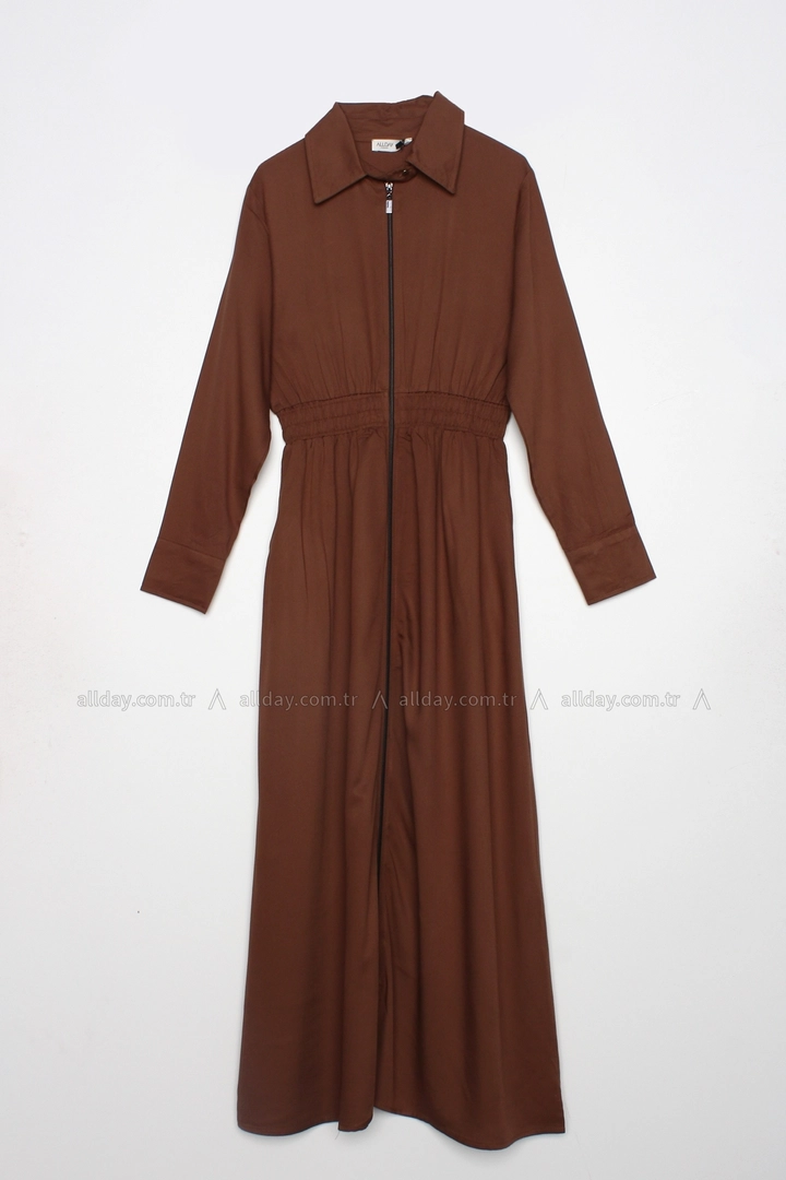 Een kledingmodel uit de groothandel draagt 7598 - Modest Abaya - Brown, Turkse groothandel Abaya van Allday