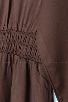 Ein Bekleidungsmodell aus dem Großhandel trägt 7598 - Modest Abaya - Brown, türkischer Großhandel Abaya von Allday