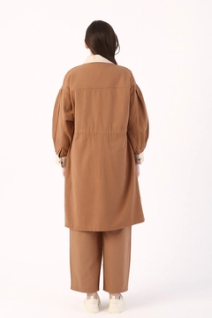 Bir model, Allday toptan giyim markasının 7643 - Modest Trenchcoat - Earth Color toptan Trençkot ürününü sergiliyor.
