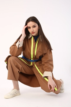 Una modella di abbigliamento all'ingrosso indossa 7643 - Modest Trenchcoat - Earth Color, vendita all'ingrosso turca di Impermeabile di Allday
