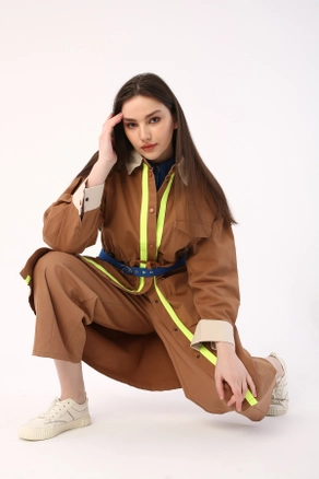 A model wears 7643 - Modest Trenchcoat - Earth Color, wholesale Trenchcoat of Allday to display at Lonca