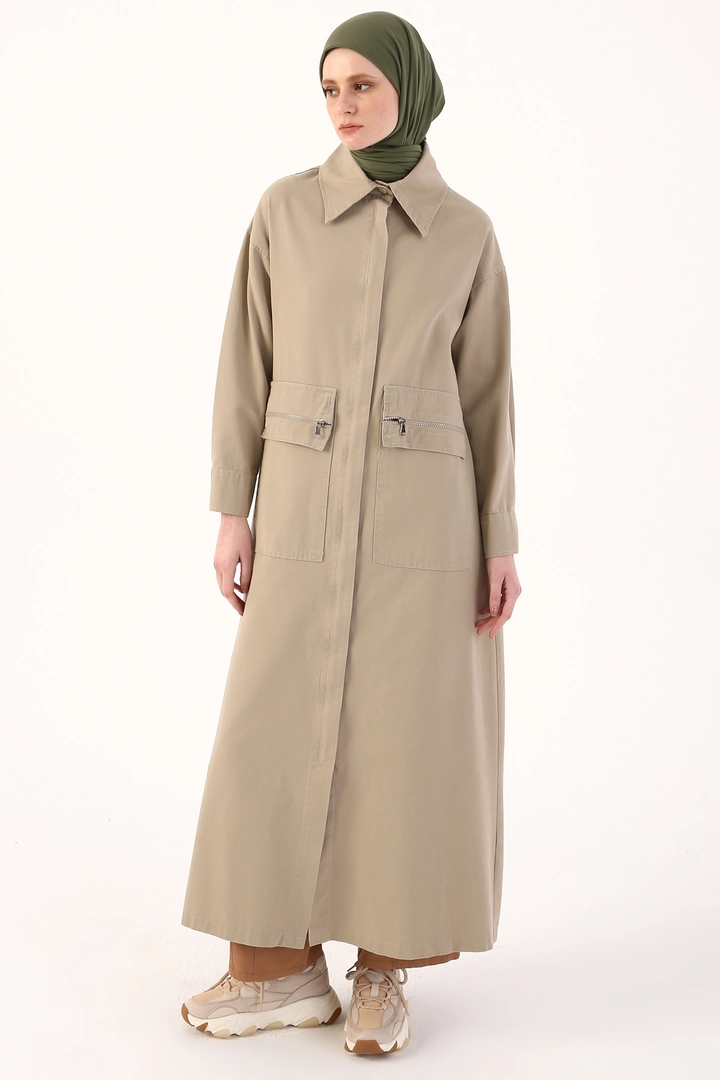 Bir model, Allday toptan giyim markasının 7650 - Modest Abaya - Beige toptan Ferace ürününü sergiliyor.
