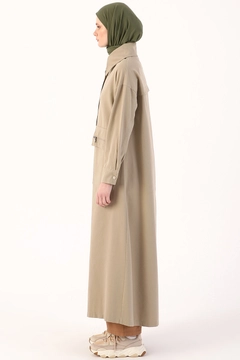 Una modella di abbigliamento all'ingrosso indossa 7650 - Modest Abaya - Beige, vendita all'ingrosso turca di Abaya di Allday