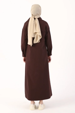 Ένα μοντέλο χονδρικής πώλησης ρούχων φοράει 7652 - Modest Abaya - Brown, τούρκικο Αμπάγια χονδρικής πώλησης από Allday