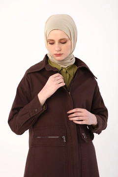 Bir model, Allday toptan giyim markasının 7652 - Modest Abaya - Brown toptan Ferace ürününü sergiliyor.