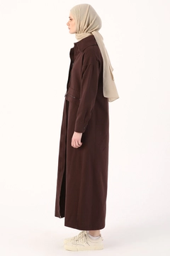 Una modella di abbigliamento all'ingrosso indossa 7652 - Modest Abaya - Brown, vendita all'ingrosso turca di Abaya di Allday