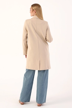 Una modella di abbigliamento all'ingrosso indossa 7684 - Modest Jacket - Biscuit Color, vendita all'ingrosso turca di Giacca di Allday