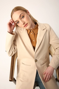 Una modella di abbigliamento all'ingrosso indossa 7684 - Modest Jacket - Biscuit Color, vendita all'ingrosso turca di Giacca di Allday