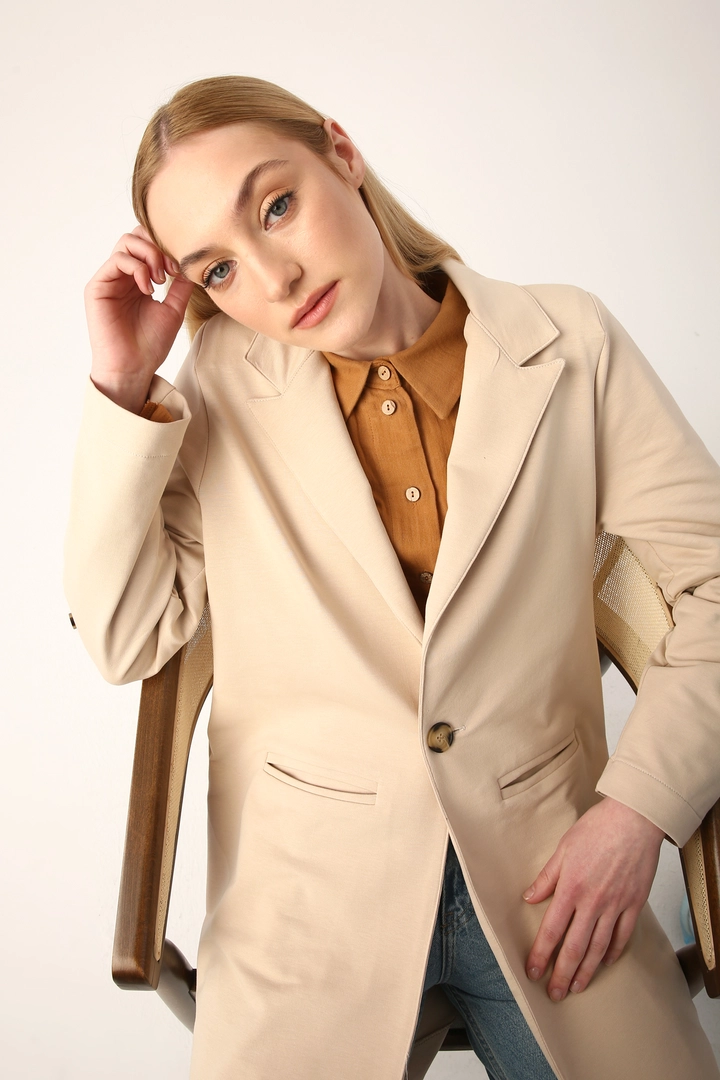 Bir model, Allday toptan giyim markasının 7684 - Modest Jacket - Biscuit Color toptan Ceket ürününü sergiliyor.