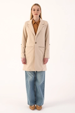 Ein Bekleidungsmodell aus dem Großhandel trägt 7684 - Modest Jacket - Biscuit Color, türkischer Großhandel Jacke von Allday