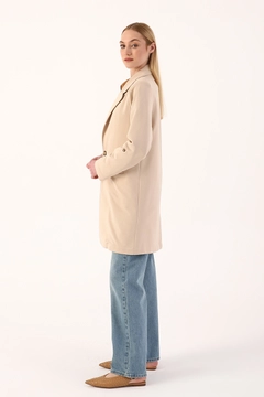 Ένα μοντέλο χονδρικής πώλησης ρούχων φοράει 7684 - Modest Jacket - Biscuit Color, τούρκικο Μπουφάν χονδρικής πώλησης από Allday