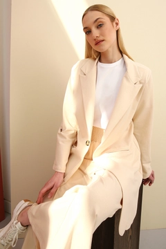 Bir model, Allday toptan giyim markasının 7685 - Modest Jacket - Beige toptan Ceket ürününü sergiliyor.