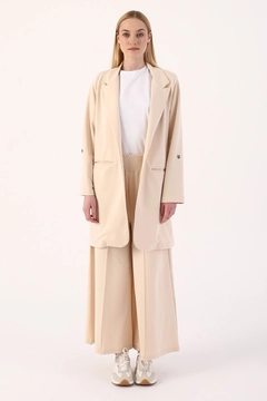 Bir model, Allday toptan giyim markasının 7685 - Modest Jacket - Beige toptan Ceket ürününü sergiliyor.