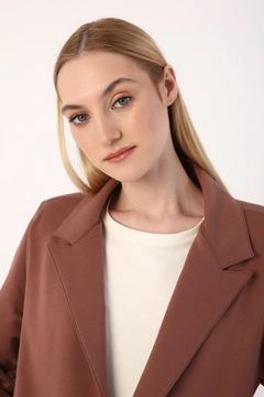 Bir model, Allday toptan giyim markasının 7687 - Modest Jacket - Hot Chocolate toptan Ceket ürününü sergiliyor.
