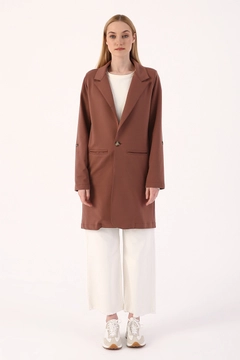 Una modella di abbigliamento all'ingrosso indossa 7687 - Modest Jacket - Hot Chocolate, vendita all'ingrosso turca di Giacca di Allday