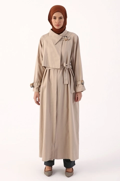 Bir model, Allday toptan giyim markasının 7690 - Modest Abaya - Stone toptan Ferace ürününü sergiliyor.