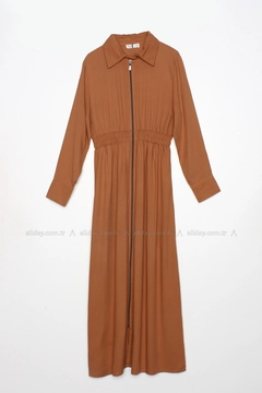 Bir model, Allday toptan giyim markasının 7601 - Modest Abaya - Buff toptan Ferace ürününü sergiliyor.