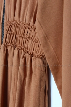 Bir model, Allday toptan giyim markasının 7601 - Modest Abaya - Buff toptan Ferace ürününü sergiliyor.