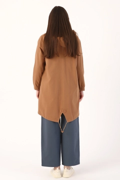 Ένα μοντέλο χονδρικής πώλησης ρούχων φοράει 7618 - Modest Trenchcoat - Earth Color, τούρκικο Καπαρντίνα χονδρικής πώλησης από Allday