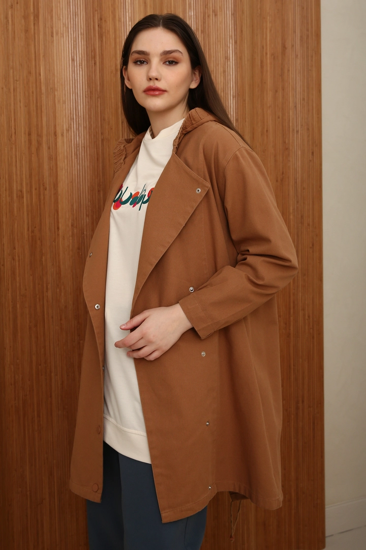 Bir model, Allday toptan giyim markasının 7618 - Modest Trenchcoat - Earth Color toptan Trençkot ürününü sergiliyor.
