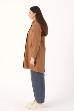 Bir model, Allday toptan giyim markasının 7618 - Modest Trenchcoat - Earth Color toptan Trençkot ürününü sergiliyor.