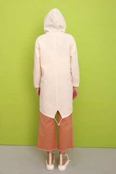 Een kledingmodel uit de groothandel draagt 7619 - Modest Trenchcoat - Ecru, Turkse groothandel Trenchcoat van Allday