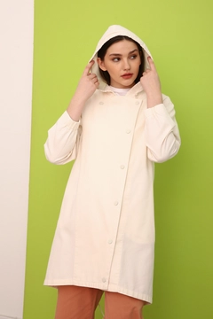 Bir model, Allday toptan giyim markasının 7619 - Modest Trenchcoat - Ecru toptan Trençkot ürününü sergiliyor.