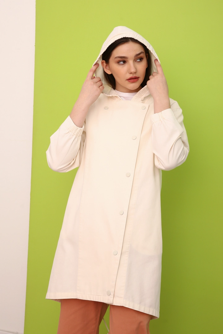 A wholesale clothing model wears 7619 - Modest Trenchcoat - Ecru, Turkish wholesale Trenchcoat of Allday