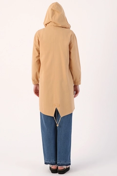 Een kledingmodel uit de groothandel draagt 7621 - Modest Trenchcoat - Biscuit, Turkse groothandel Trenchcoat van Allday