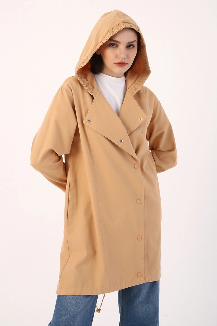 Veleprodajni model oblačil nosi 7621 - Modest Trenchcoat - Biscuit, turška veleprodaja Trenčkot od Allday