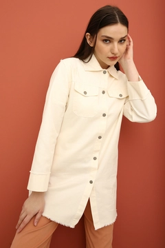 Een kledingmodel uit de groothandel draagt 7633 - Modest Jacket - Ecru, Turkse groothandel Jasje van Allday