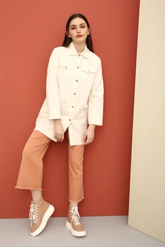 Bir model, Allday toptan giyim markasının 7633 - Modest Jacket - Ecru toptan Ceket ürününü sergiliyor.