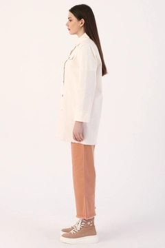 Bir model, Allday toptan giyim markasının 7633 - Modest Jacket - Ecru toptan Ceket ürününü sergiliyor.