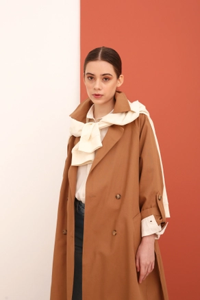 A model wears 7770 - Modest Trenchcoat - Earth Color, wholesale Trenchcoat of Allday to display at Lonca