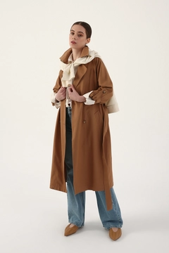Bir model, Allday toptan giyim markasının 7770 - Modest Trenchcoat - Earth Color toptan Trençkot ürününü sergiliyor.
